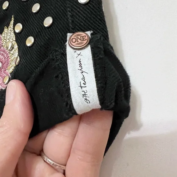 One Teaspoon Bandits Low Rise Relaxed Black Denim Floral Embroidered Shorts 26 - Picture 3 of 11